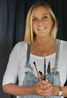 Hilde in haar atelier, studio, Hoeksart at work, dutch painter